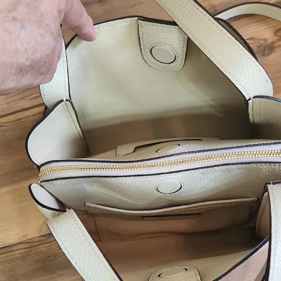 Stylish Cream Crossbody Bag - Picture 3 of 11